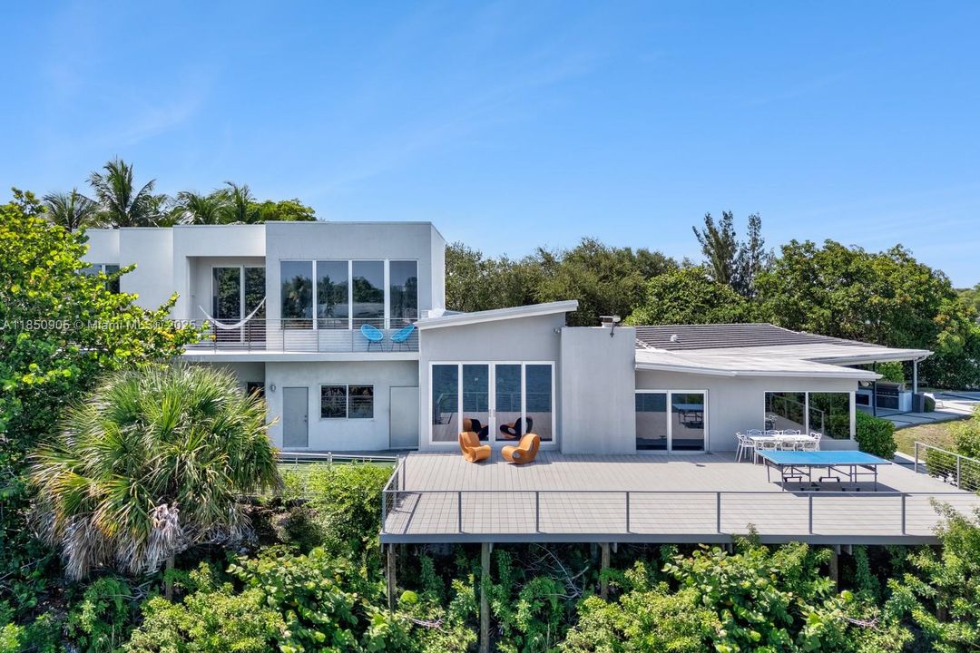 Recently Sold: $5,499,999 (6 beds, 6 baths, 6894 Square Feet)