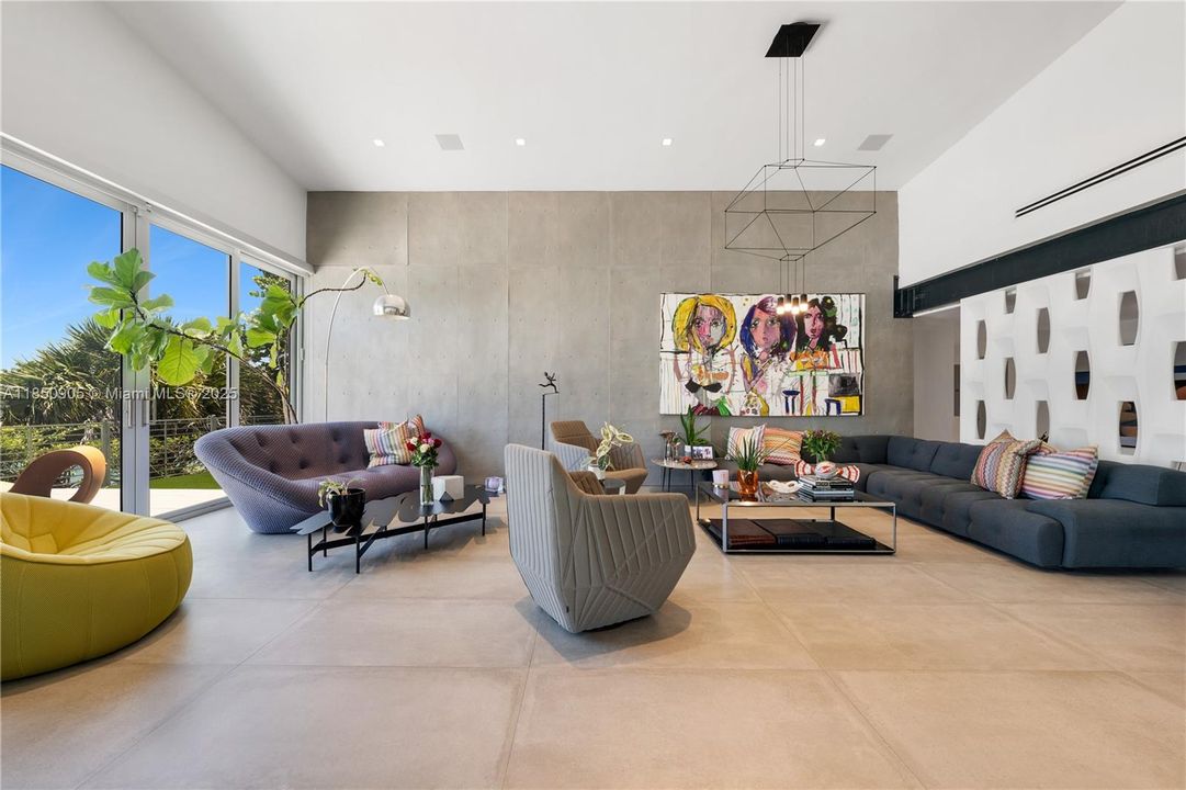 Recently Sold: $5,499,999 (6 beds, 6 baths, 6894 Square Feet)