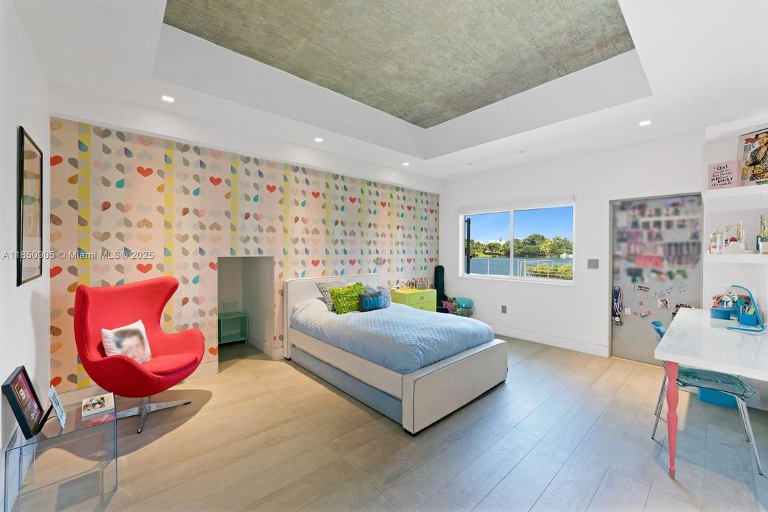 Recently Sold: $5,499,999 (6 beds, 6 baths, 6894 Square Feet)