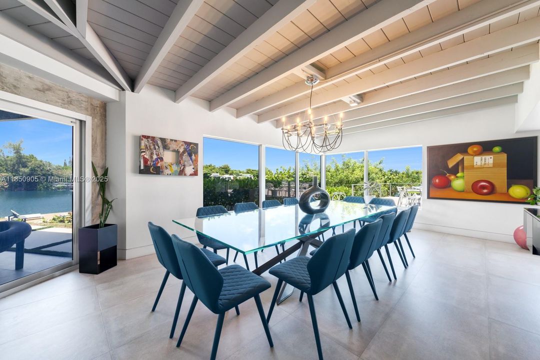 Recently Sold: $5,499,999 (6 beds, 6 baths, 6894 Square Feet)