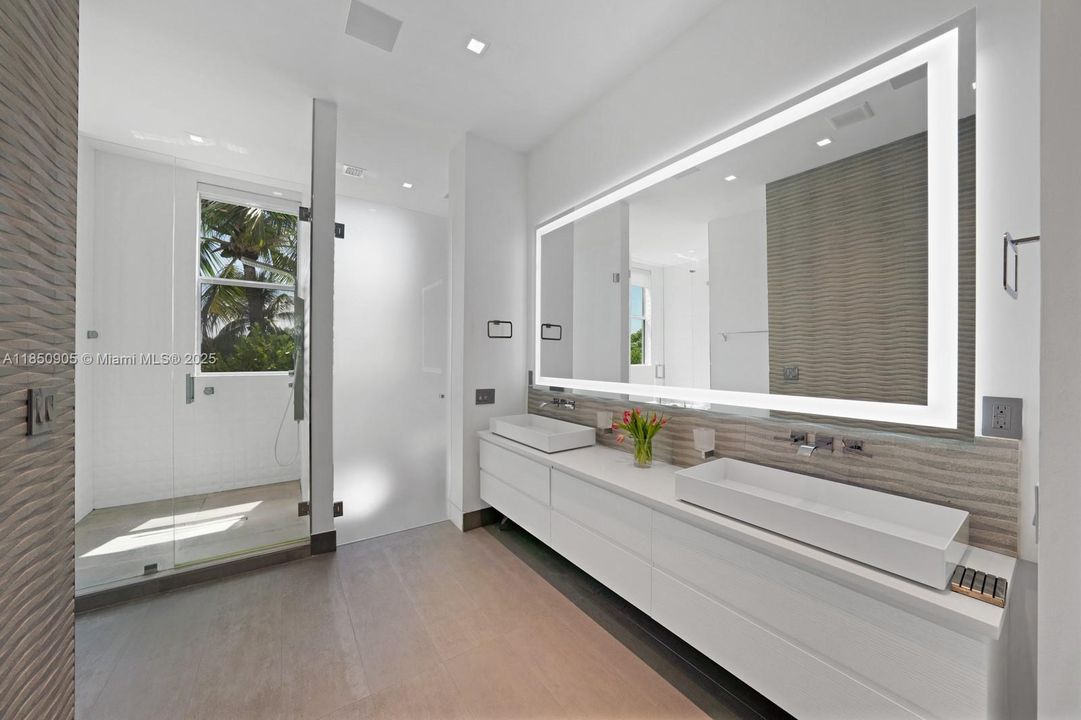 Recently Sold: $5,499,999 (6 beds, 6 baths, 6894 Square Feet)