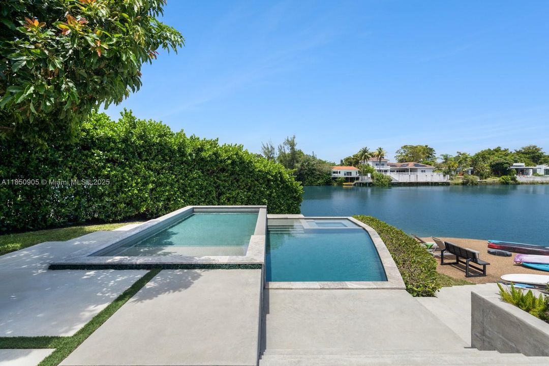 Recently Sold: $5,499,999 (6 beds, 6 baths, 6894 Square Feet)