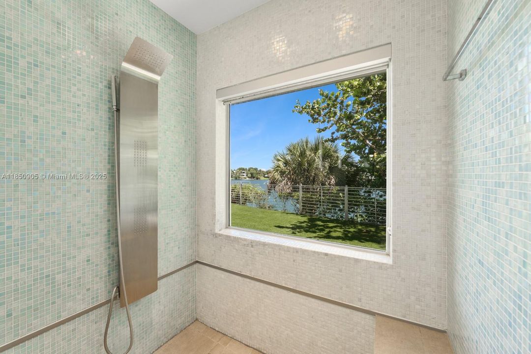 Recently Sold: $5,499,999 (6 beds, 6 baths, 6894 Square Feet)