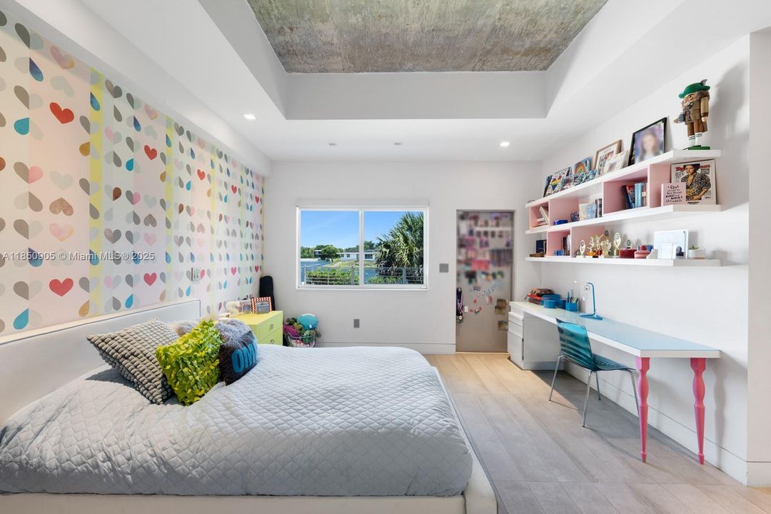 Recently Sold: $5,499,999 (6 beds, 6 baths, 6894 Square Feet)