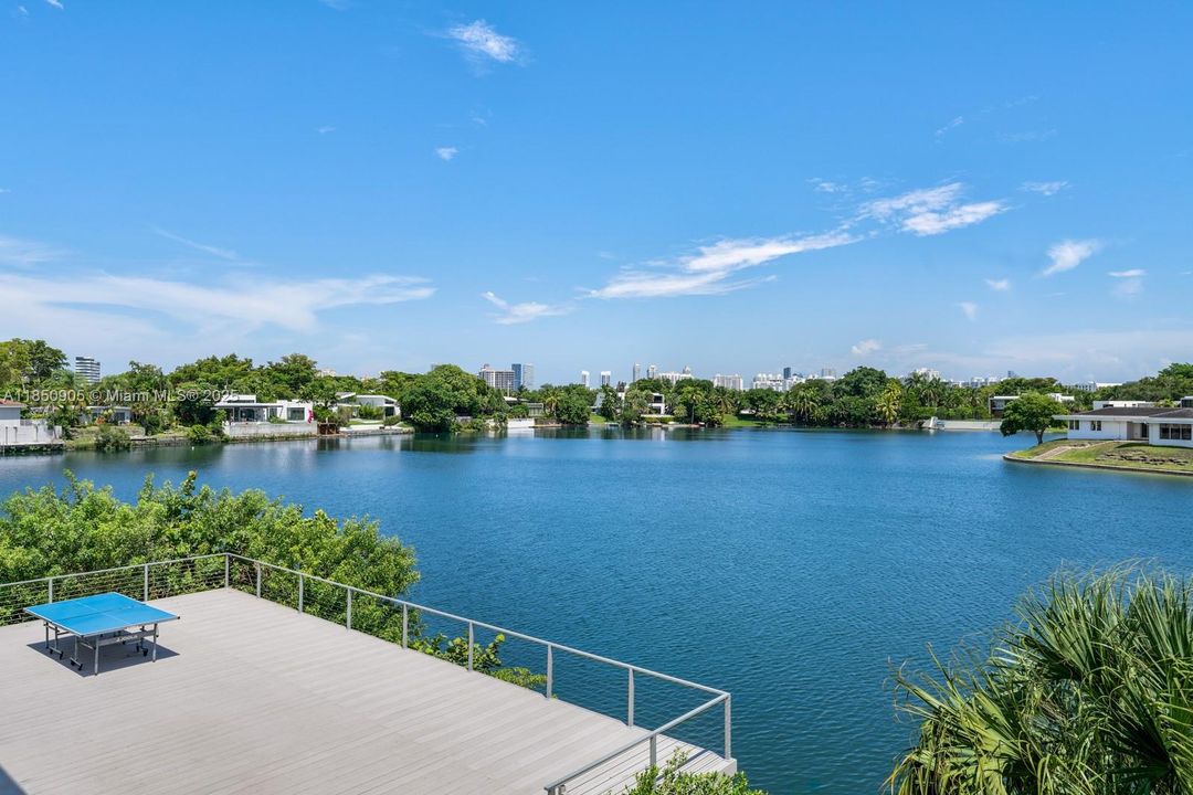 Recently Sold: $5,499,999 (6 beds, 6 baths, 6894 Square Feet)