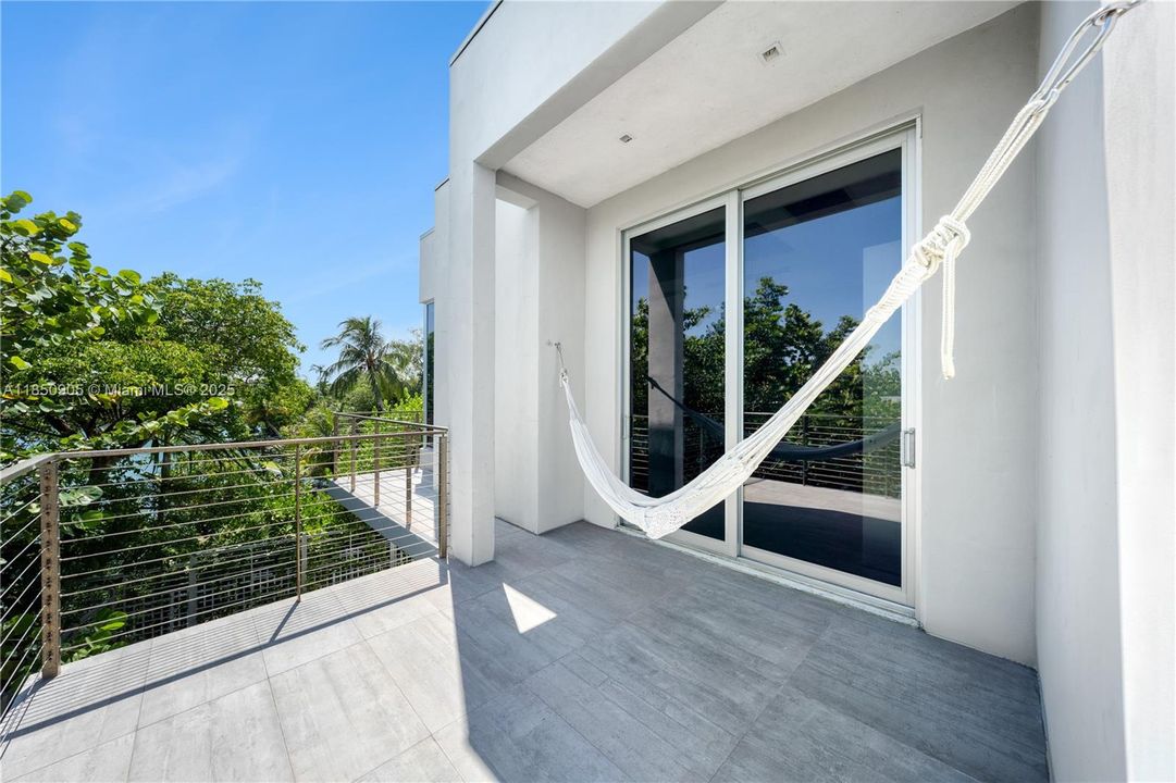 Recently Sold: $5,499,999 (6 beds, 6 baths, 6894 Square Feet)