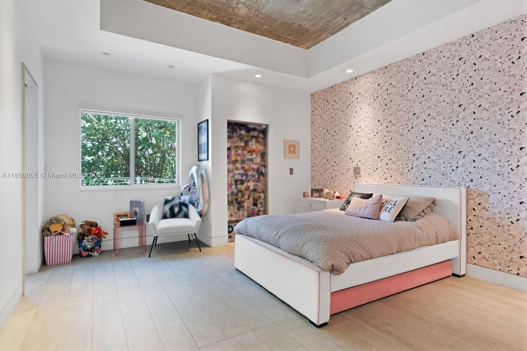 Recently Sold: $5,499,999 (6 beds, 6 baths, 6894 Square Feet)