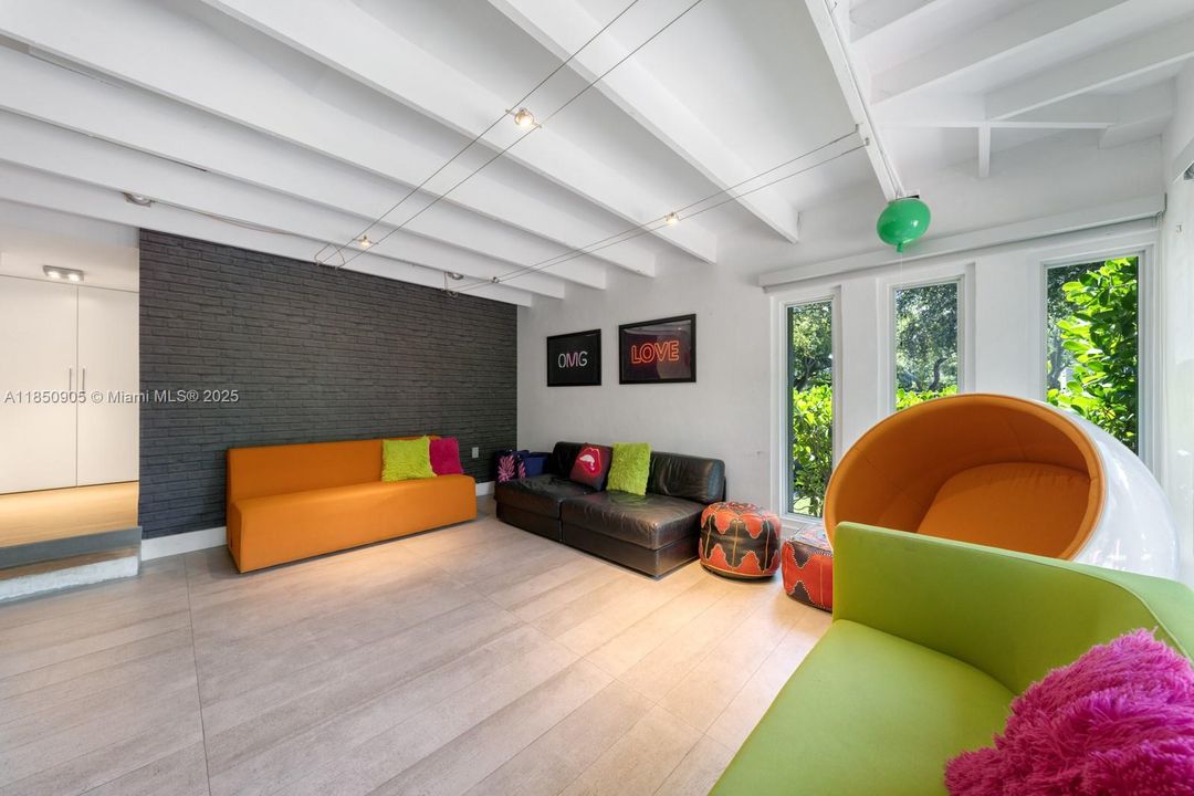 Recently Sold: $5,499,999 (6 beds, 6 baths, 6894 Square Feet)