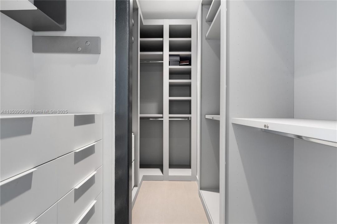 Recently Sold: $5,499,999 (6 beds, 6 baths, 6894 Square Feet)