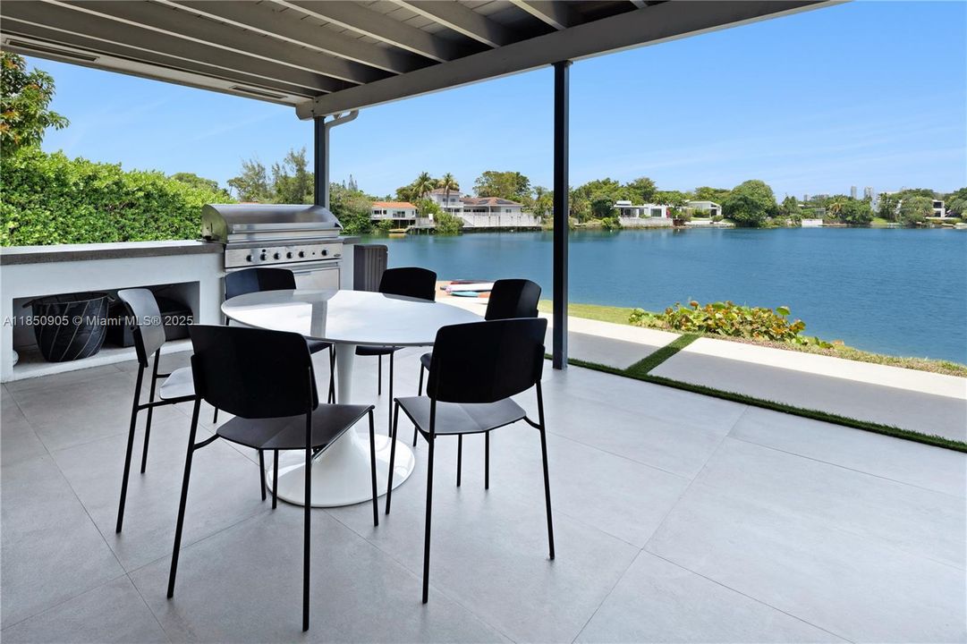 Recently Sold: $5,499,999 (6 beds, 6 baths, 6894 Square Feet)