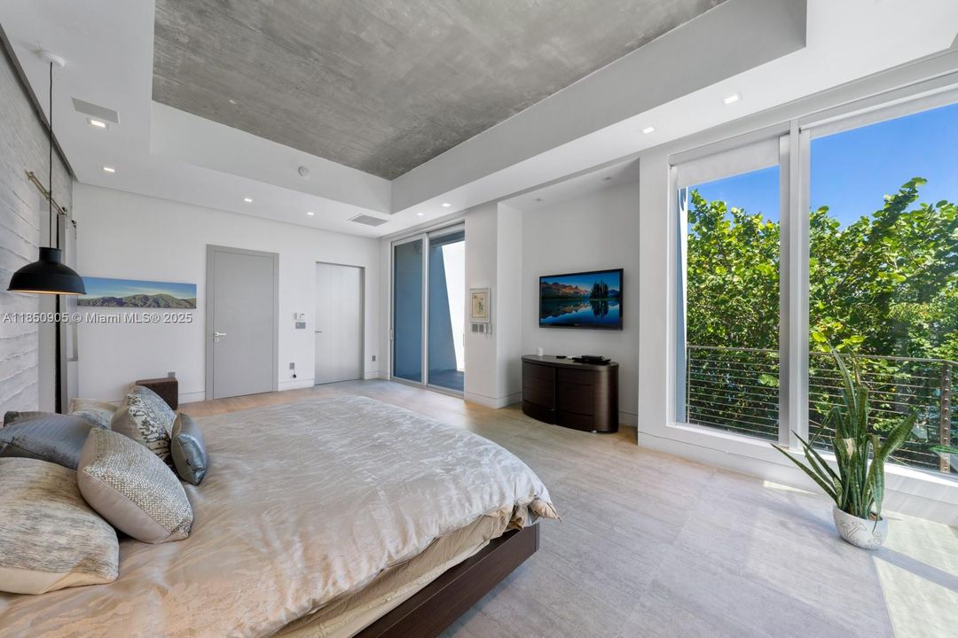 Recently Sold: $5,499,999 (6 beds, 6 baths, 6894 Square Feet)