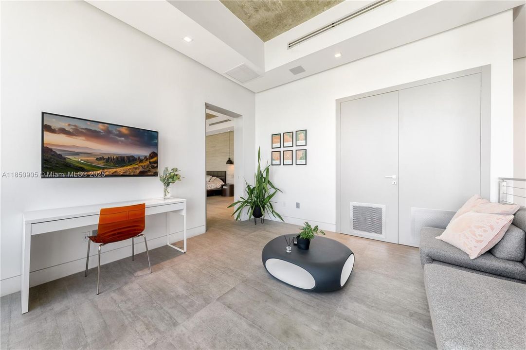 Recently Sold: $5,499,999 (6 beds, 6 baths, 6894 Square Feet)