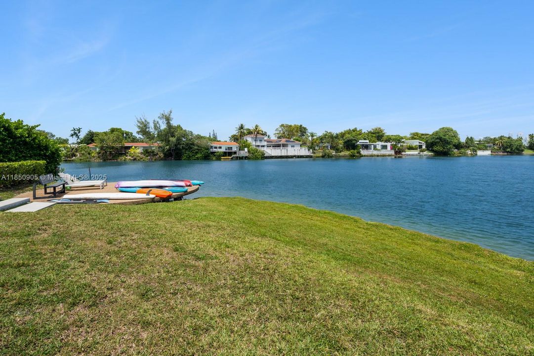 Recently Sold: $5,499,999 (6 beds, 6 baths, 6894 Square Feet)