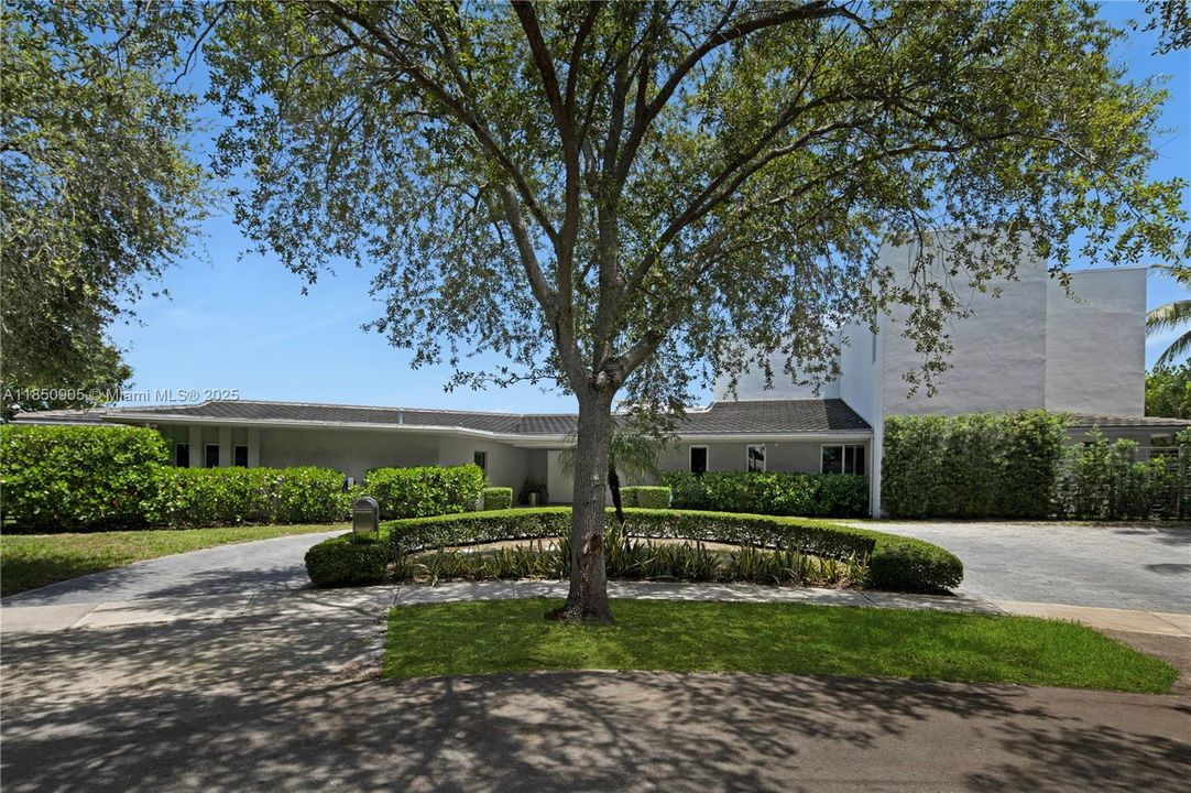 Recently Sold: $5,499,999 (6 beds, 6 baths, 6894 Square Feet)