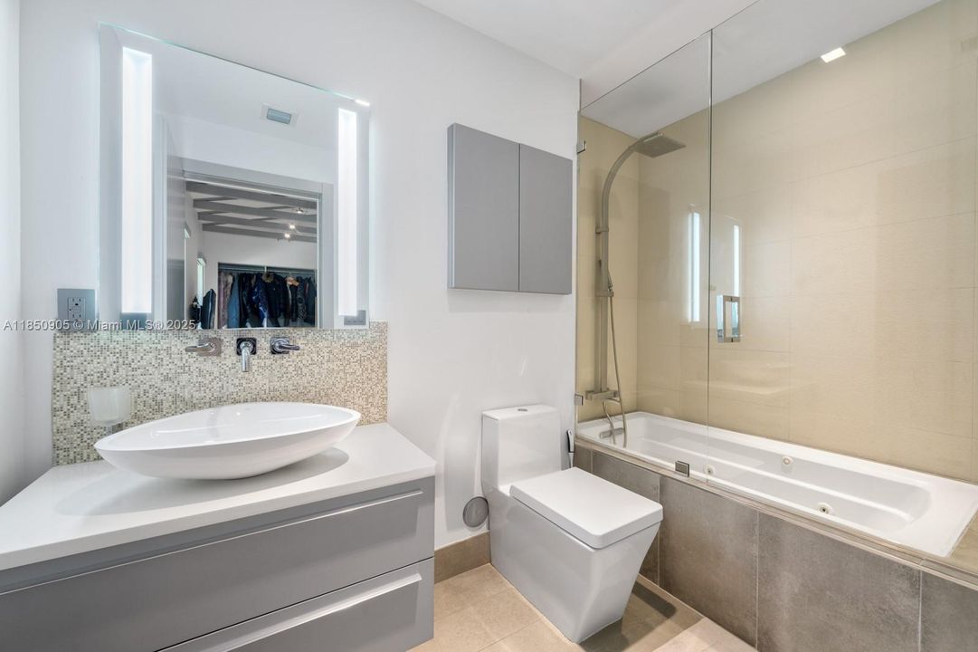 Recently Sold: $5,499,999 (6 beds, 6 baths, 6894 Square Feet)