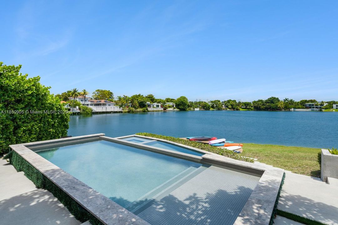 Recently Sold: $5,499,999 (6 beds, 6 baths, 6894 Square Feet)