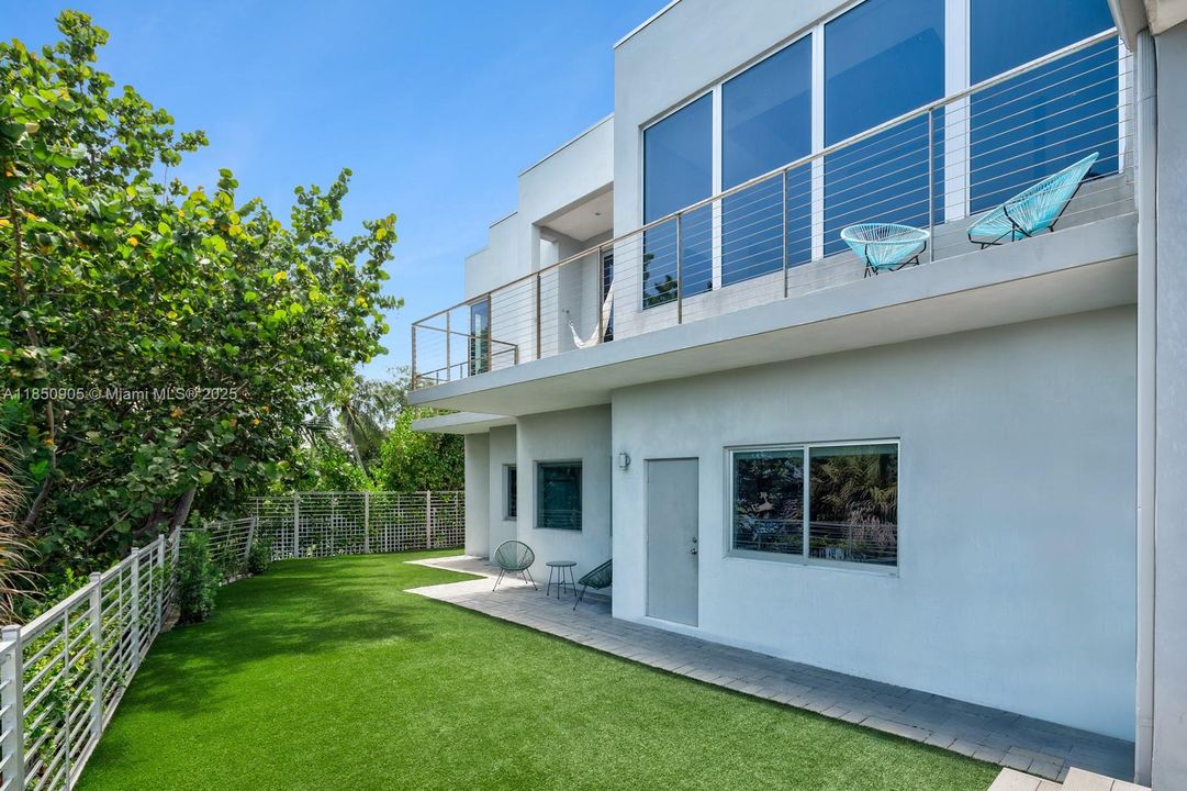 Recently Sold: $5,499,999 (6 beds, 6 baths, 6894 Square Feet)