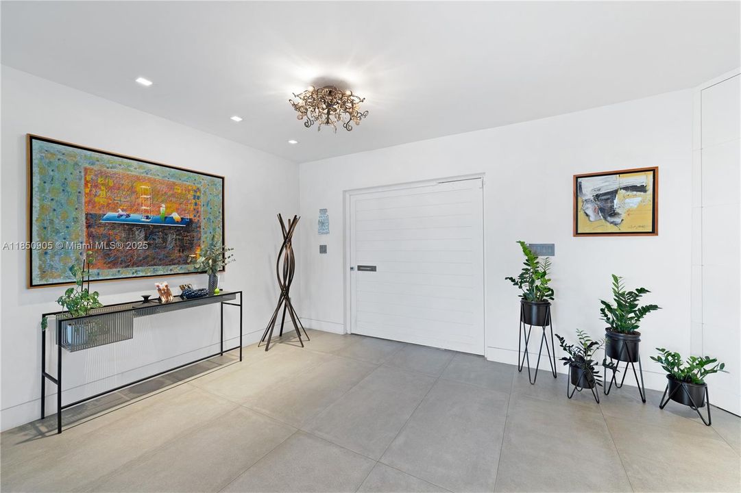 Recently Sold: $5,499,999 (6 beds, 6 baths, 6894 Square Feet)