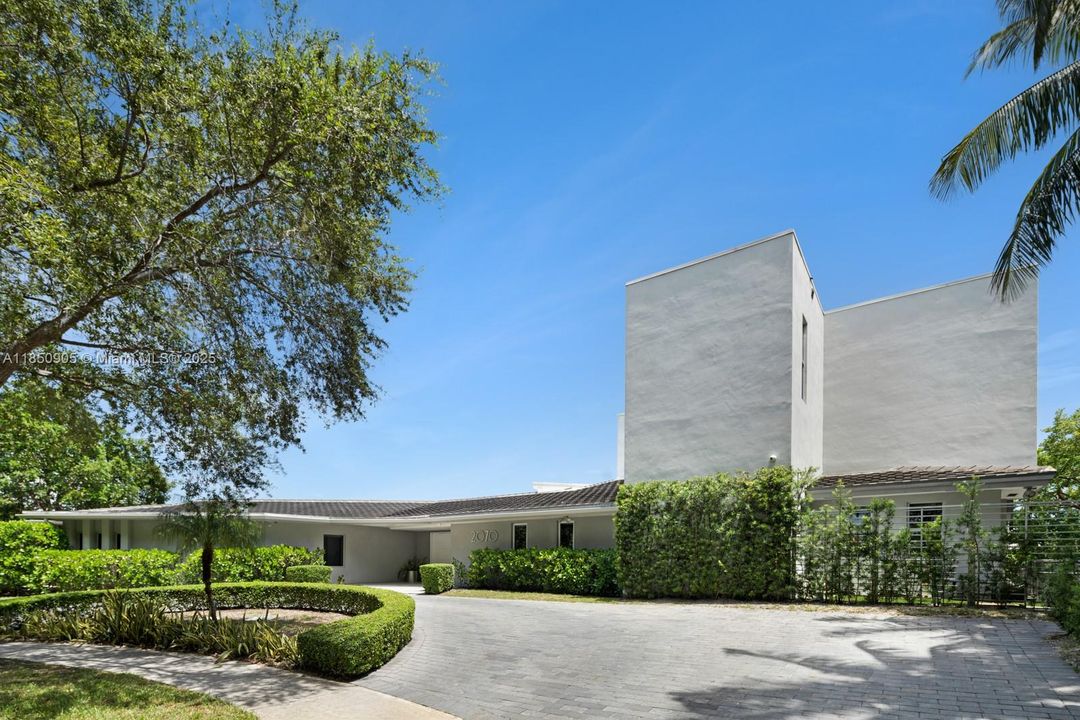 Recently Sold: $5,499,999 (6 beds, 6 baths, 6894 Square Feet)