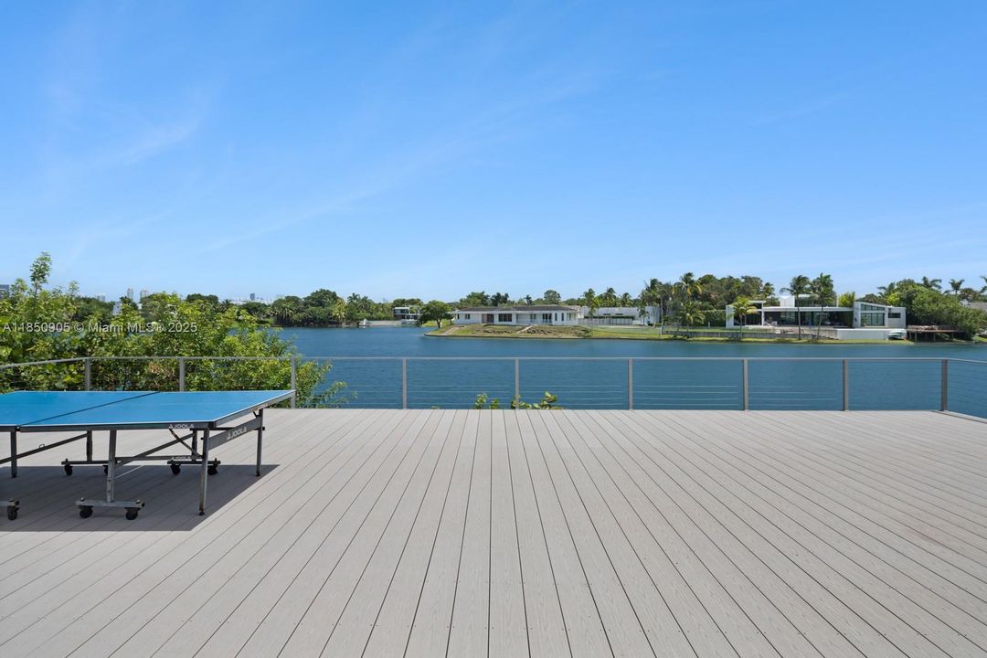 Recently Sold: $5,499,999 (6 beds, 6 baths, 6894 Square Feet)