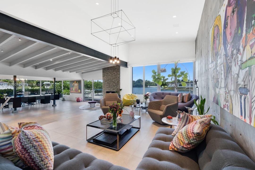 Recently Sold: $5,499,999 (6 beds, 6 baths, 6894 Square Feet)