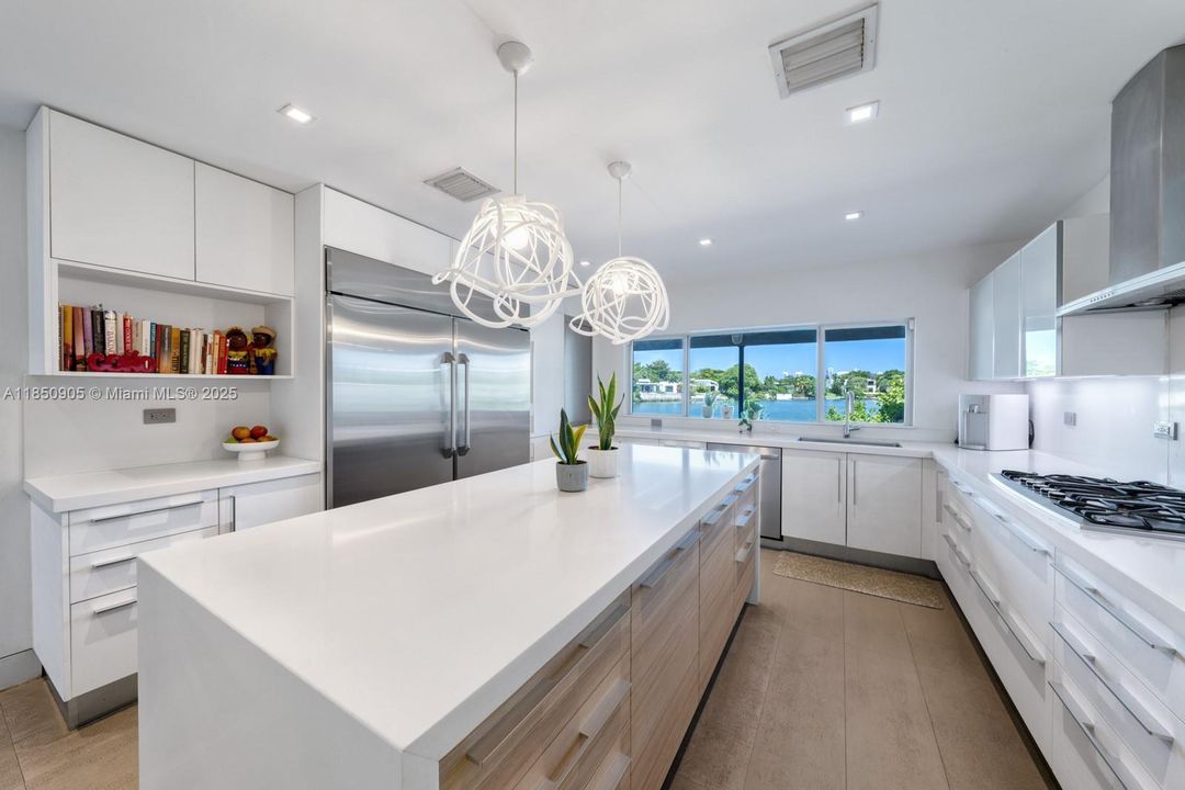 Recently Sold: $5,499,999 (6 beds, 6 baths, 6894 Square Feet)