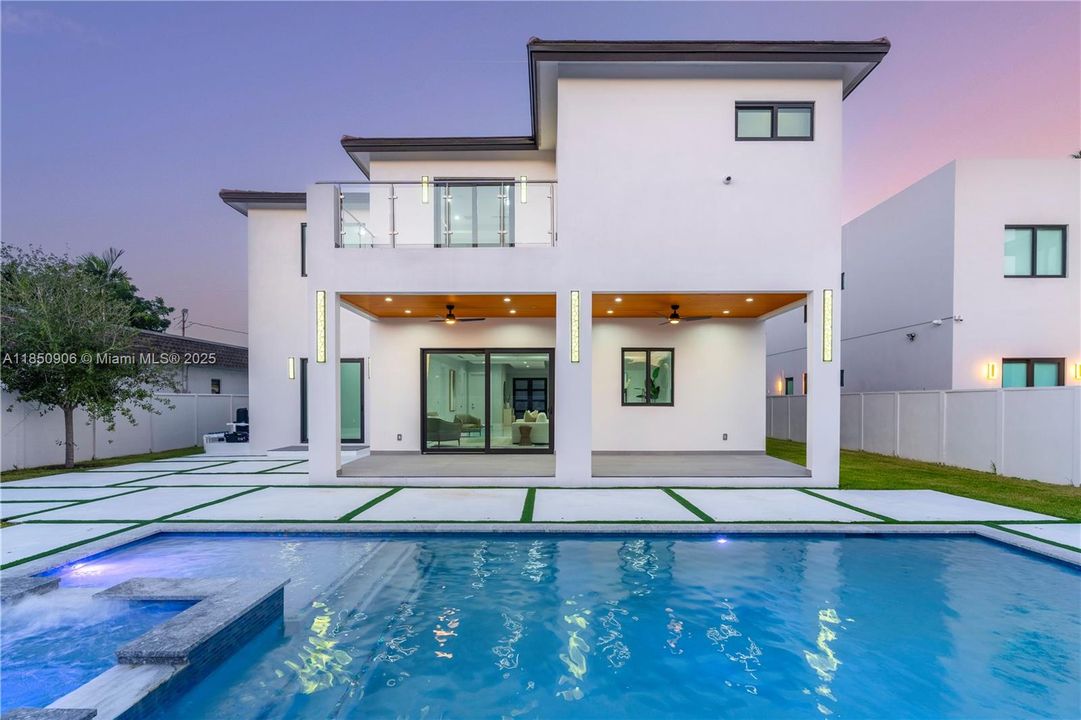 Под контрактом: $2,300,000 (4 спален, 5 ванн, 4180 Квадратных фут)