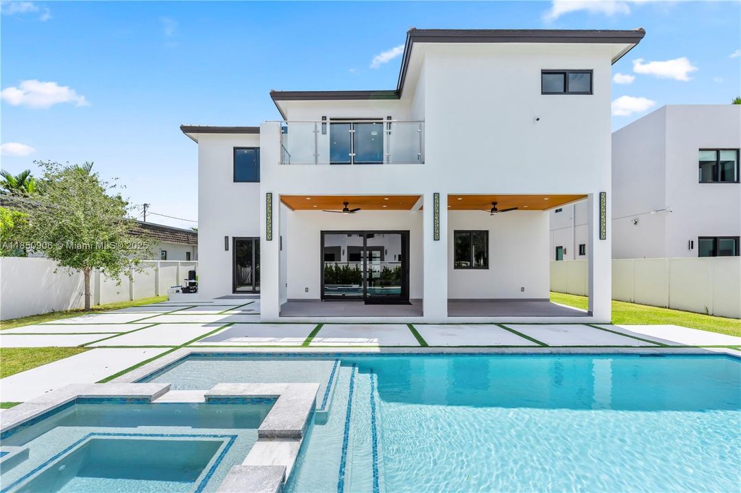 Под контрактом: $2,300,000 (4 спален, 5 ванн, 4180 Квадратных фут)