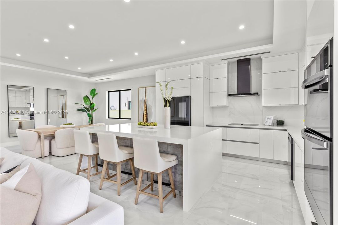 Под контрактом: $2,300,000 (4 спален, 5 ванн, 4180 Квадратных фут)