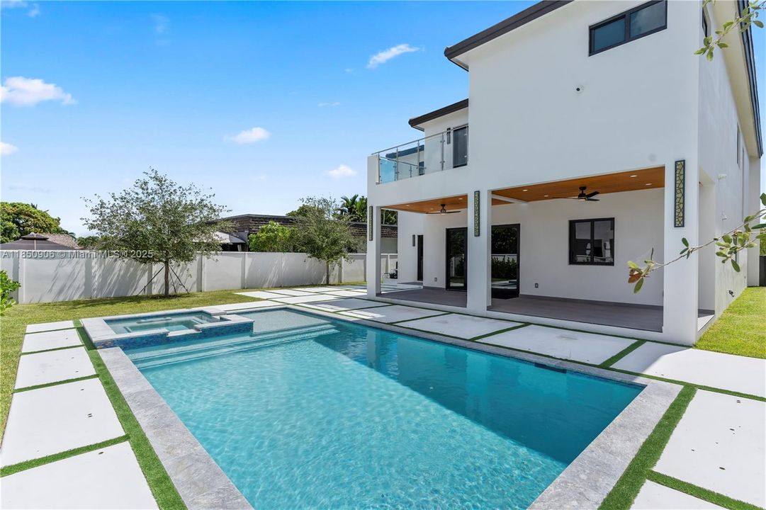 Под контрактом: $2,300,000 (4 спален, 5 ванн, 4180 Квадратных фут)