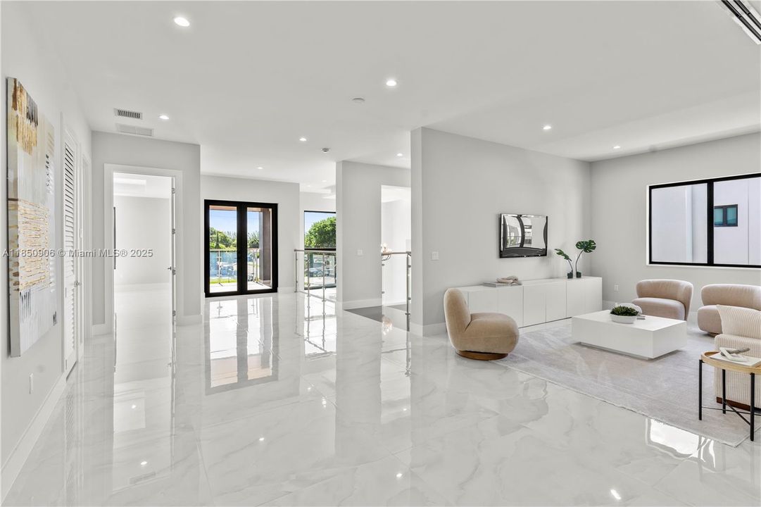 Под контрактом: $2,300,000 (4 спален, 5 ванн, 4180 Квадратных фут)