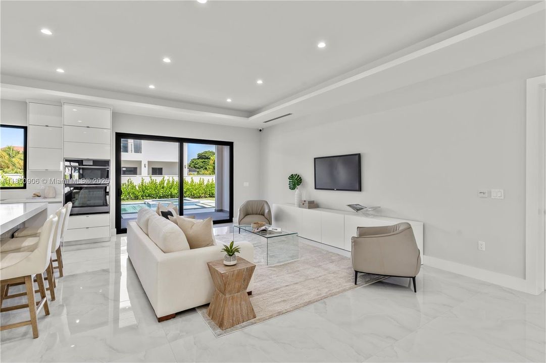 Под контрактом: $2,300,000 (4 спален, 5 ванн, 4180 Квадратных фут)