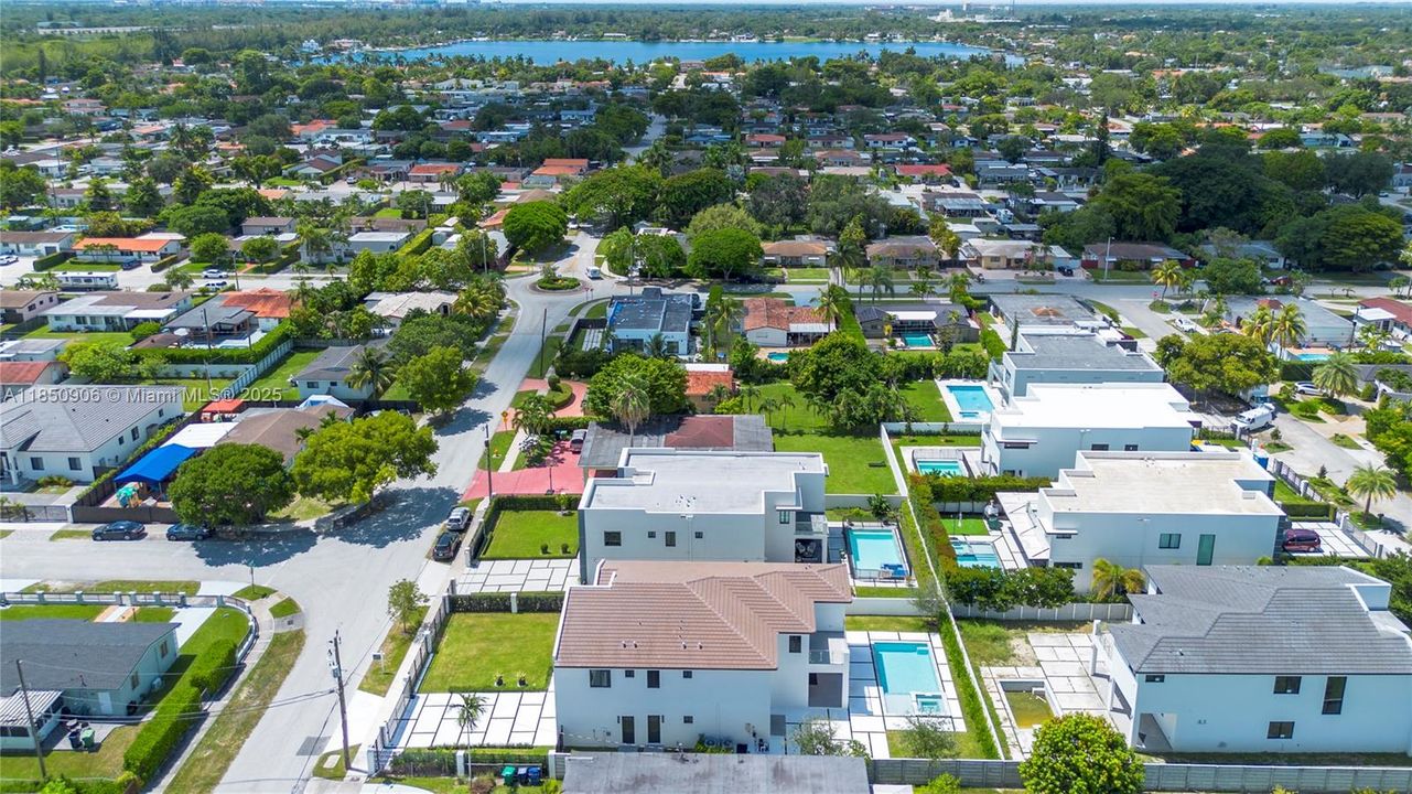 Под контрактом: $2,300,000 (4 спален, 5 ванн, 4180 Квадратных фут)