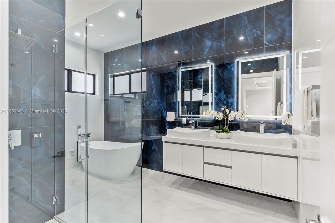 Под контрактом: $2,300,000 (4 спален, 5 ванн, 4180 Квадратных фут)