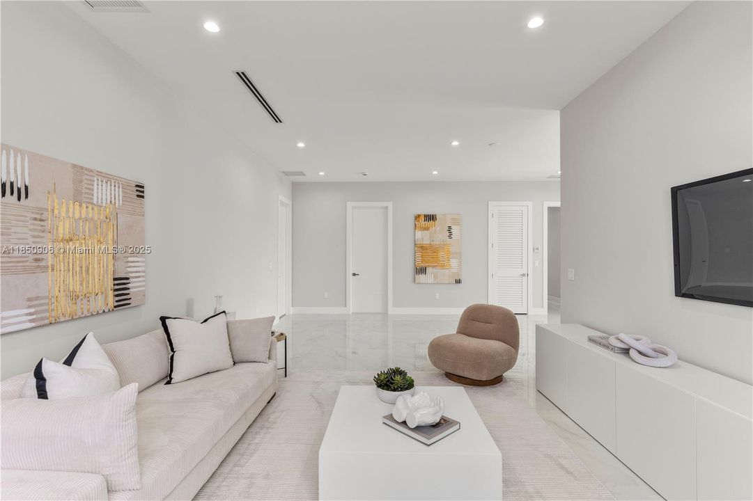 Под контрактом: $2,300,000 (4 спален, 5 ванн, 4180 Квадратных фут)