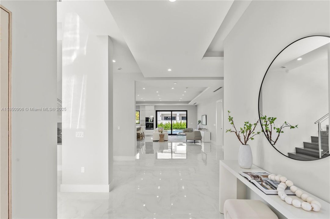 Под контрактом: $2,300,000 (4 спален, 5 ванн, 4180 Квадратных фут)