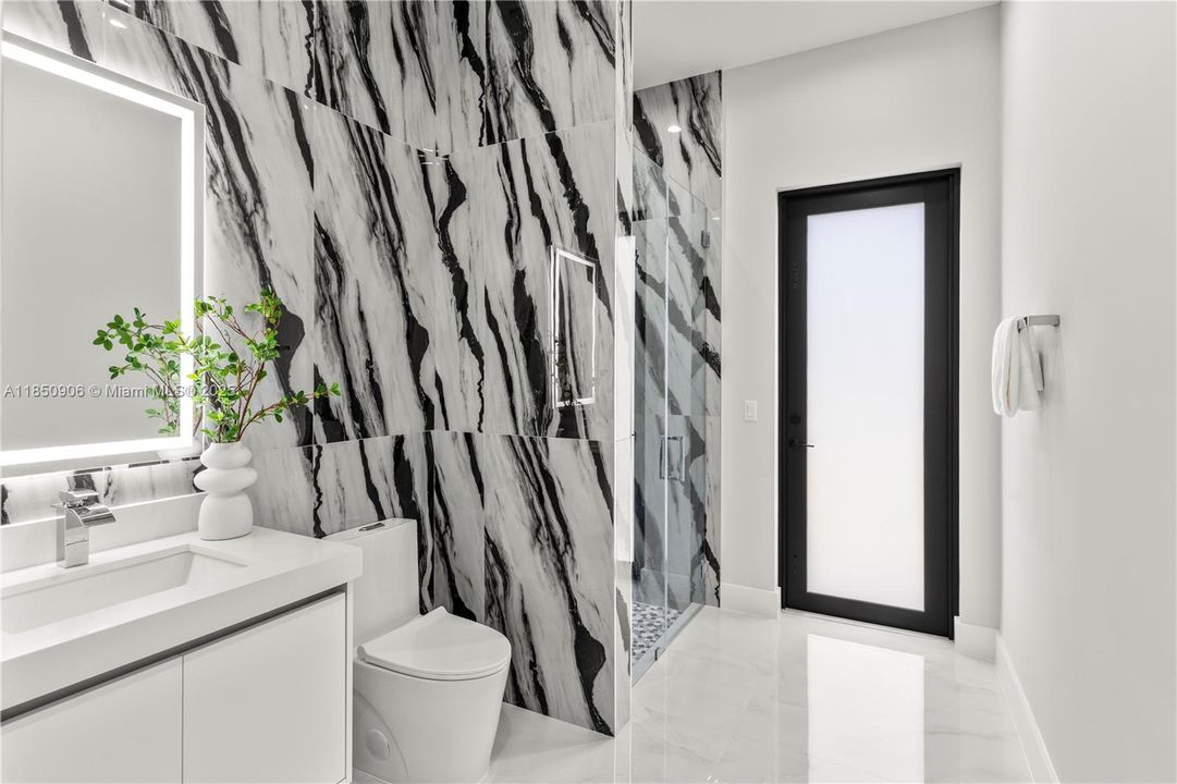 Под контрактом: $2,300,000 (4 спален, 5 ванн, 4180 Квадратных фут)