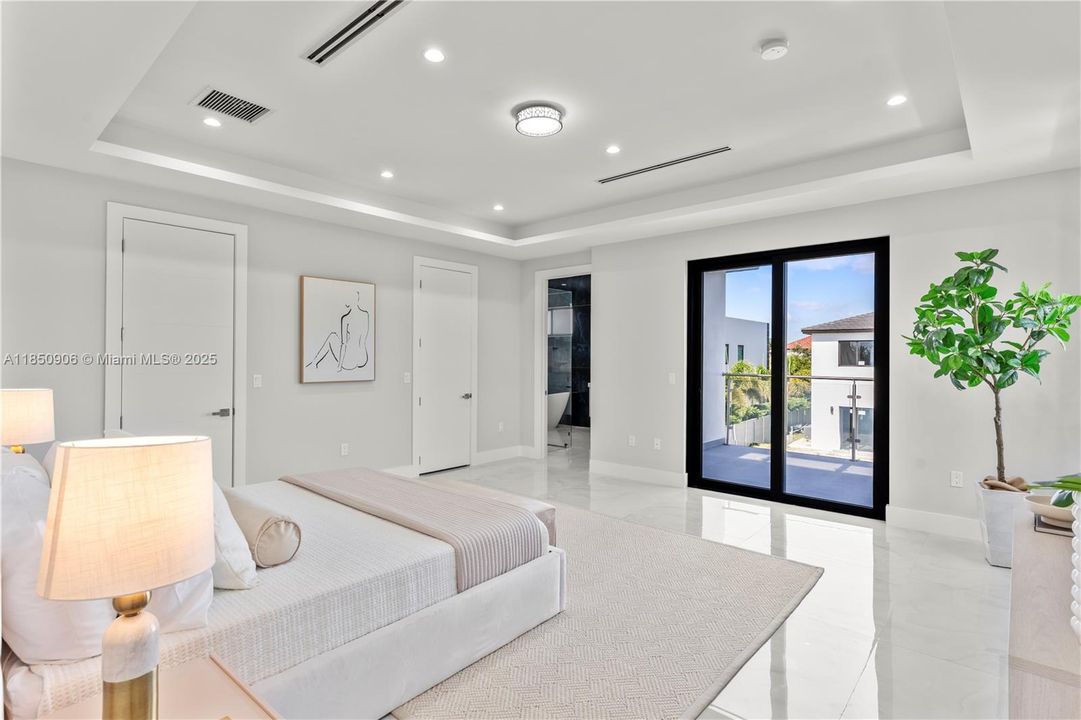 Под контрактом: $2,300,000 (4 спален, 5 ванн, 4180 Квадратных фут)