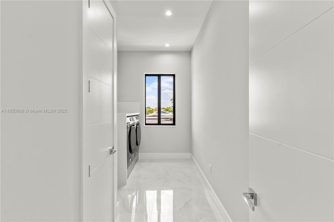 Под контрактом: $2,300,000 (4 спален, 5 ванн, 4180 Квадратных фут)