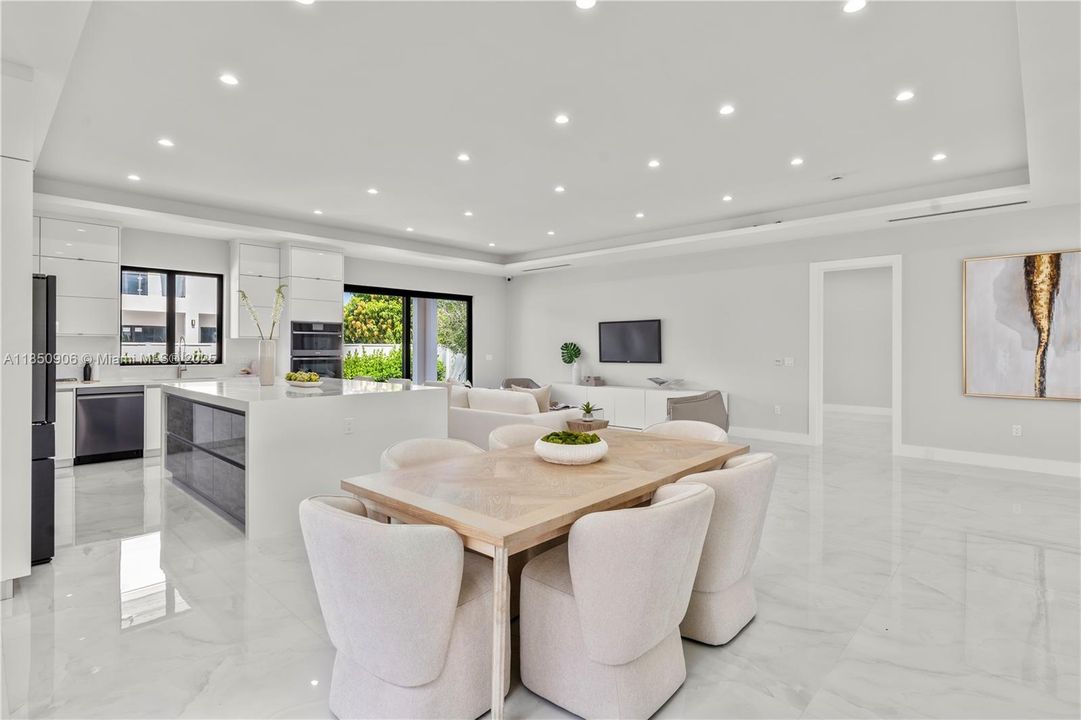 Под контрактом: $2,300,000 (4 спален, 5 ванн, 4180 Квадратных фут)