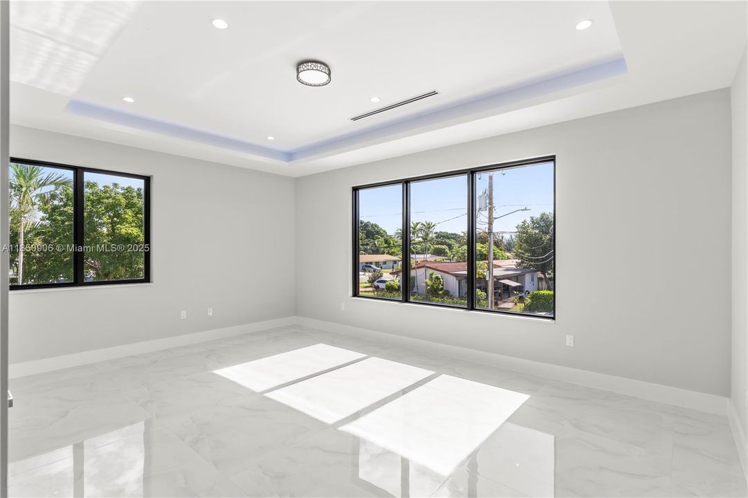 Под контрактом: $2,300,000 (4 спален, 5 ванн, 4180 Квадратных фут)