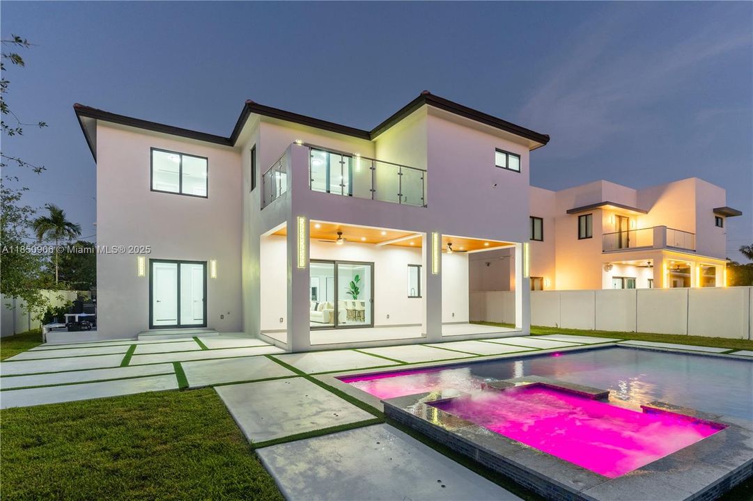 Под контрактом: $2,300,000 (4 спален, 5 ванн, 4180 Квадратных фут)