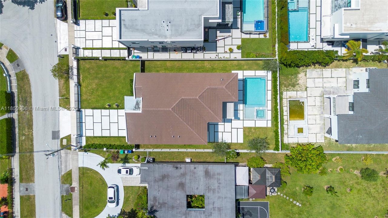 Под контрактом: $2,300,000 (4 спален, 5 ванн, 4180 Квадратных фут)