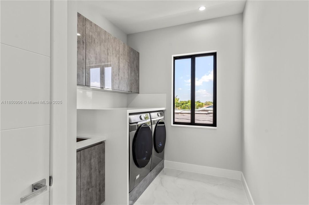 Под контрактом: $2,300,000 (4 спален, 5 ванн, 4180 Квадратных фут)