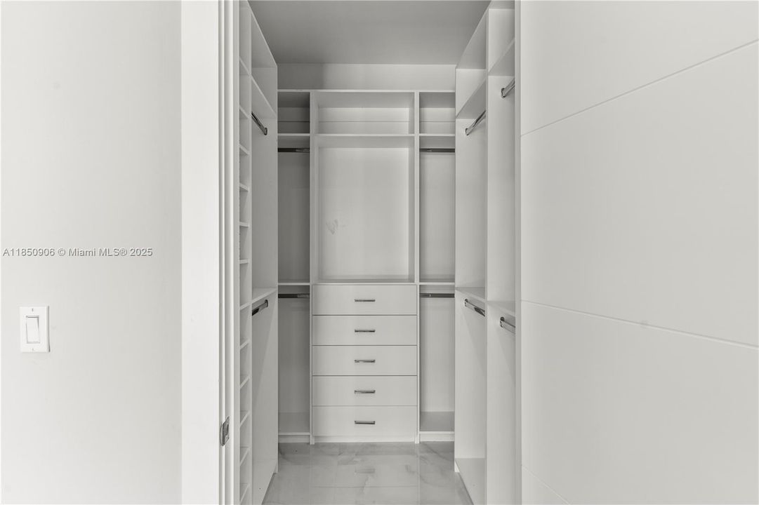 Под контрактом: $2,300,000 (4 спален, 5 ванн, 4180 Квадратных фут)