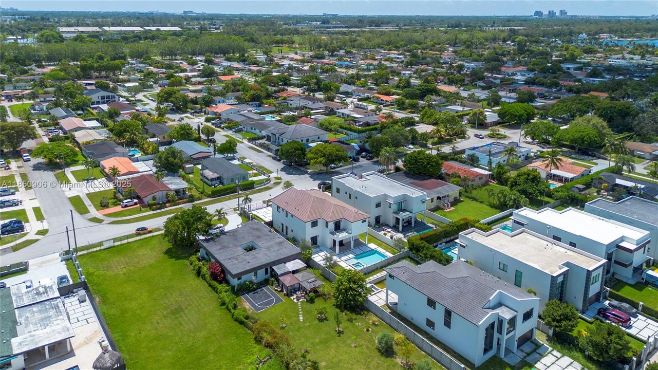 Под контрактом: $2,300,000 (4 спален, 5 ванн, 4180 Квадратных фут)