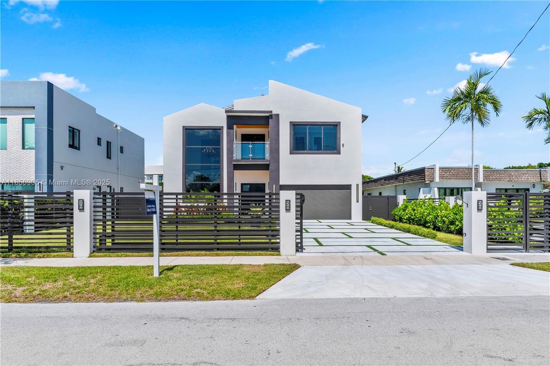 Под контрактом: $2,300,000 (4 спален, 5 ванн, 4180 Квадратных фут)