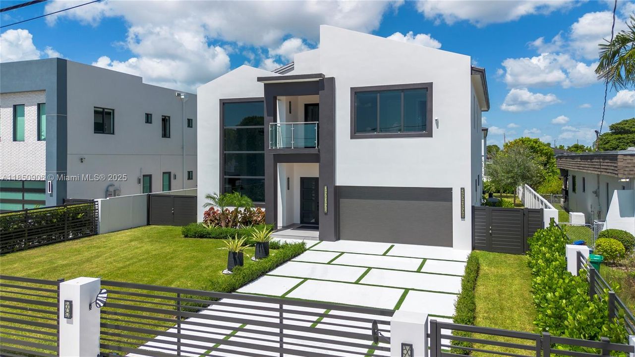 Под контрактом: $2,300,000 (4 спален, 5 ванн, 4180 Квадратных фут)