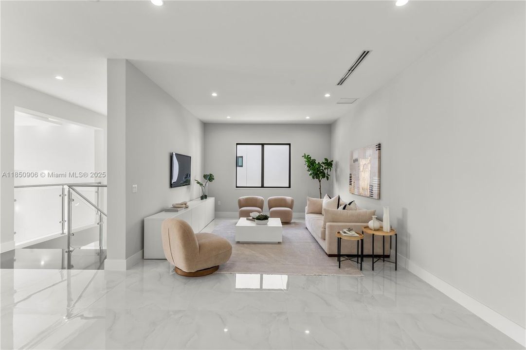 Под контрактом: $2,300,000 (4 спален, 5 ванн, 4180 Квадратных фут)