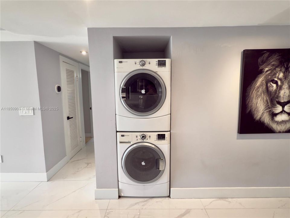 For Sale: $217,999 (2 beds, 2 baths, 1315 Square Feet)